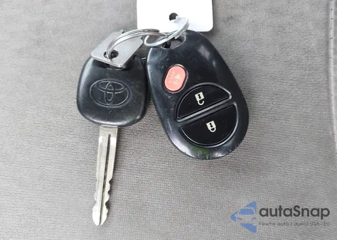 2010 Toyota Highlander Base V6 z USA, uszkodzony, nr VIN 5TDZK3EH2AS018936